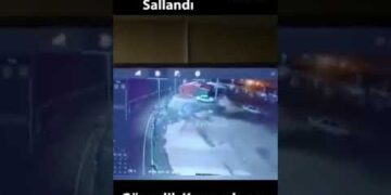 Kameralara yansıyan görüntülerde kentin beşik gibi sallandığı ve yerin yarıldığı görüldü #shorts